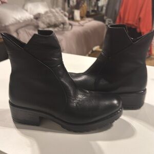 Lavorazione Artigiana Boot
Size 7
New